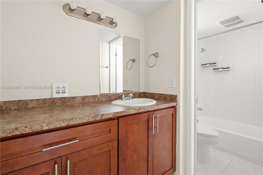 For Sale: $259,999 (2 beds, 1 baths, 968 Square Feet)