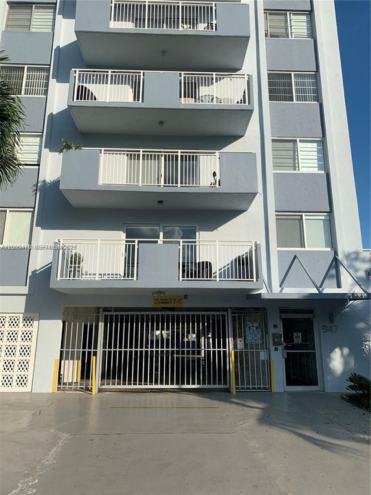 For Rent: $2,200 (1 beds, 1 baths, 748 Square Feet)