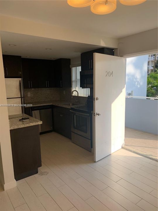 For Rent: $2,200 (1 beds, 1 baths, 748 Square Feet)