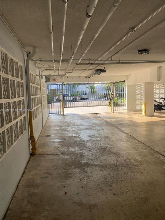 For Rent: $2,200 (1 beds, 1 baths, 748 Square Feet)