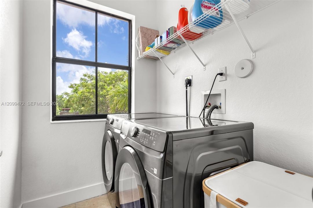 En Renta: $3,990 (5 camas, 2 baños, 2568 Pies cuadrados)