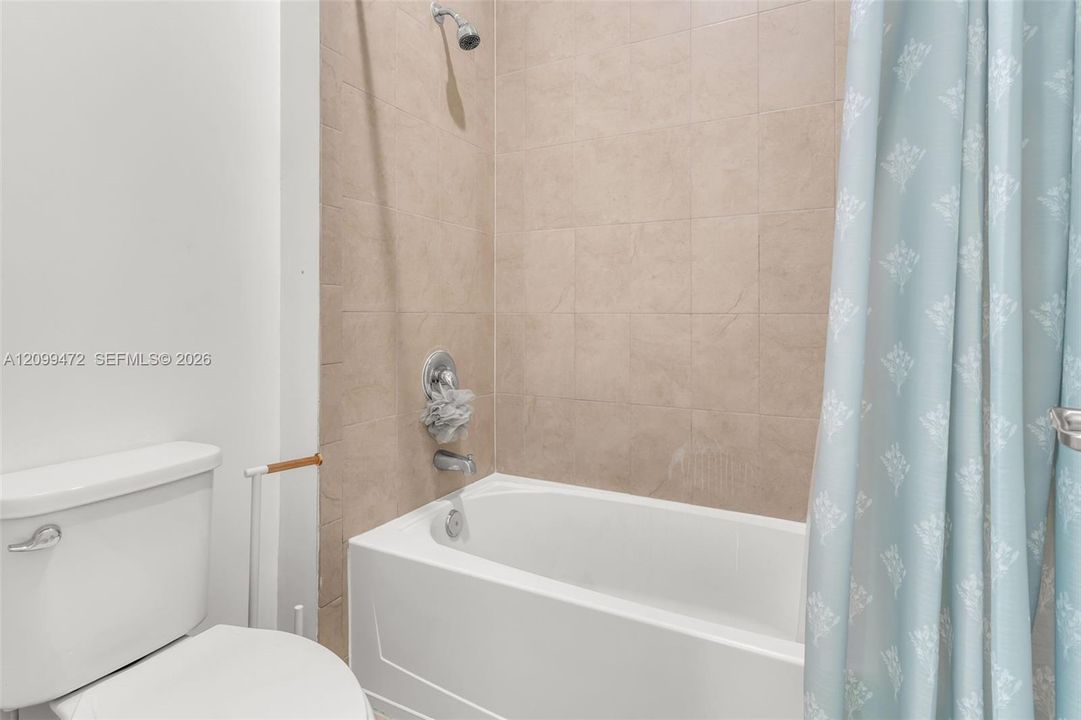 En Renta: $3,990 (5 camas, 2 baños, 2568 Pies cuadrados)