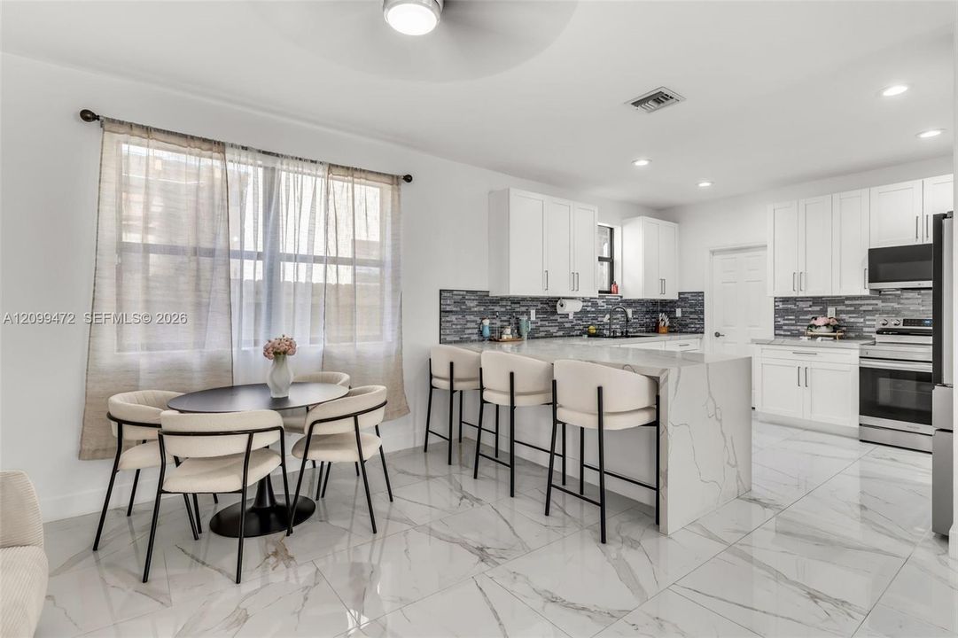 En Renta: $3,990 (5 camas, 2 baños, 2568 Pies cuadrados)