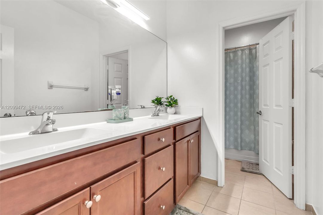 En Renta: $3,990 (5 camas, 2 baños, 2568 Pies cuadrados)