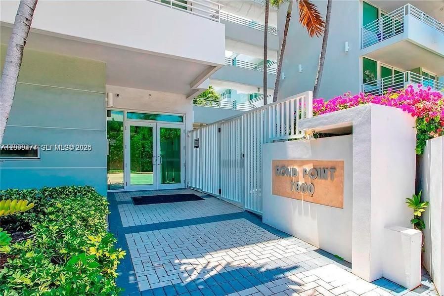For Rent: $3,000 (2 beds, 2 baths, 930 Square Feet)