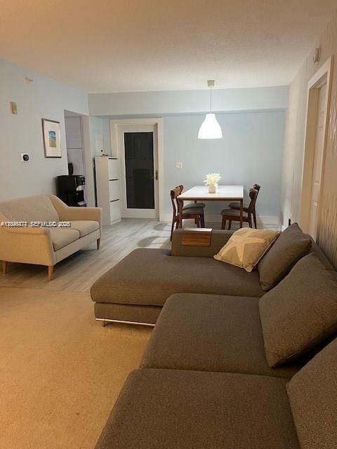 For Rent: $3,000 (2 beds, 2 baths, 930 Square Feet)