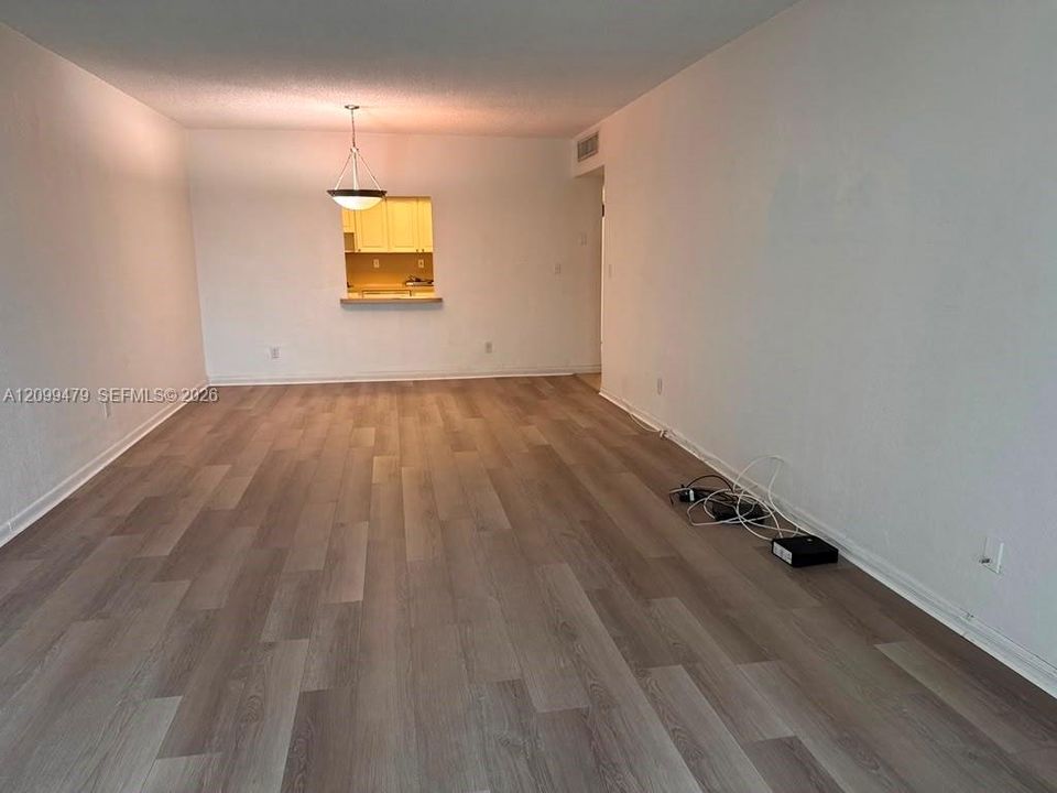 For Rent: $2,000 (1 beds, 1 baths, 1005 Square Feet)