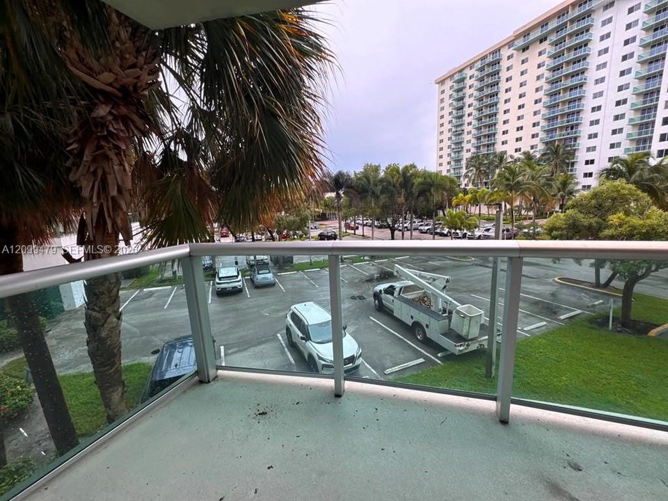 For Rent: $2,000 (1 beds, 1 baths, 1005 Square Feet)