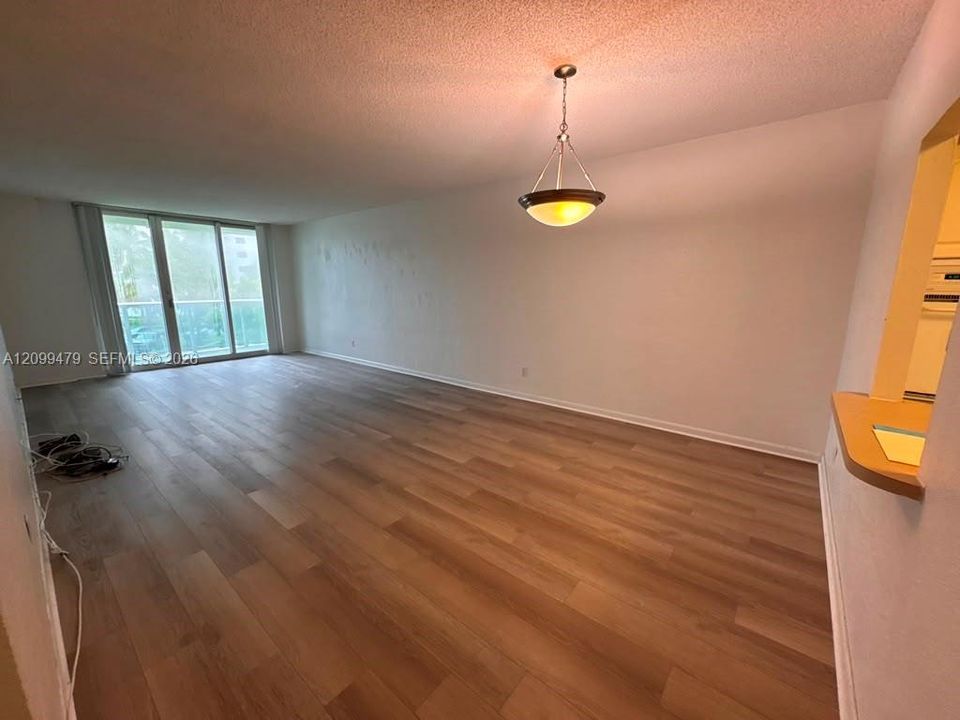 For Rent: $2,000 (1 beds, 1 baths, 1005 Square Feet)