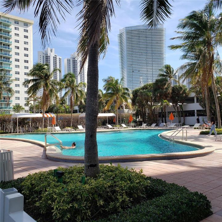 For Rent: $2,000 (1 beds, 1 baths, 1005 Square Feet)