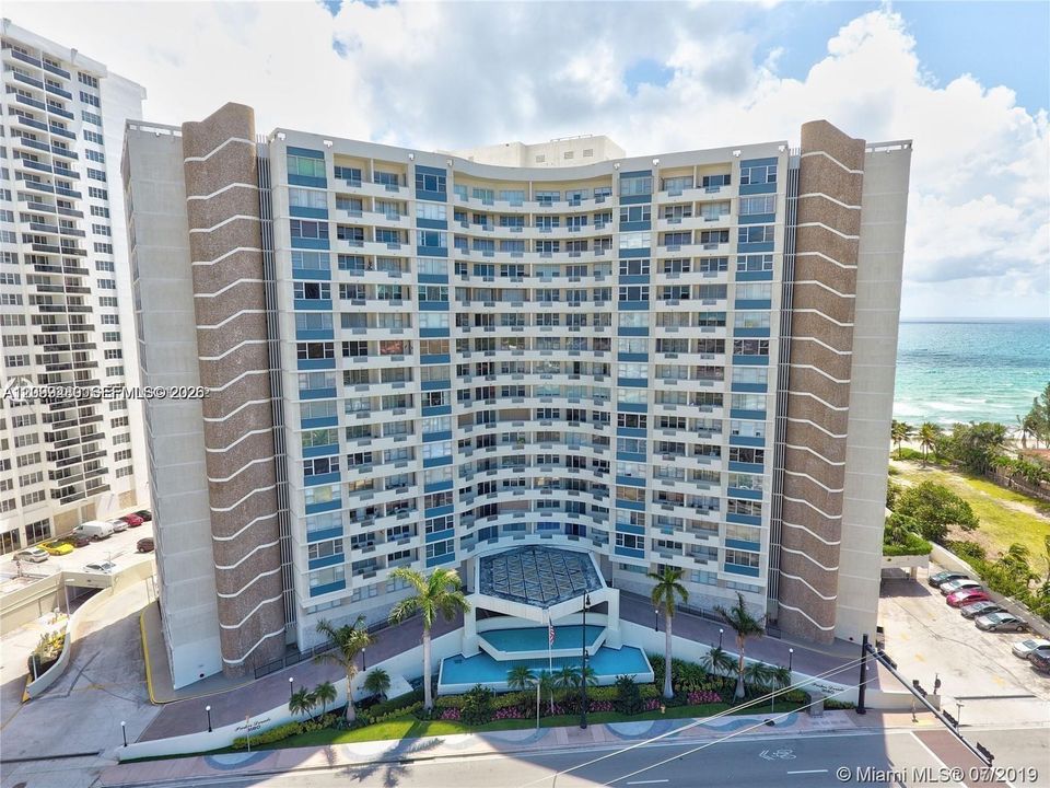 For Sale: $549,000 (2 beds, 2 baths, 1105 Square Feet)
