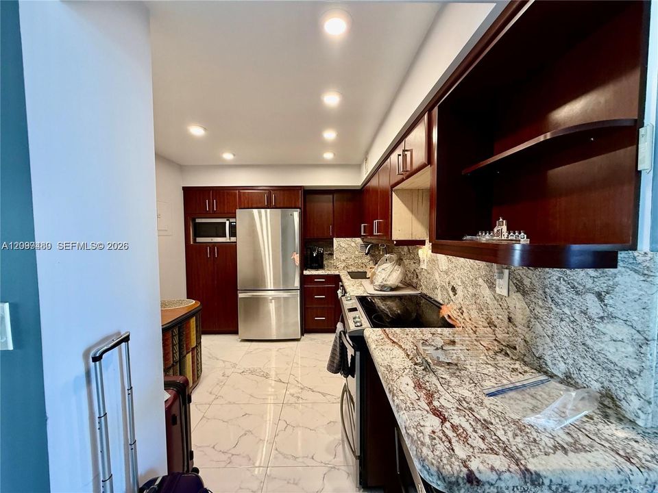 For Sale: $549,000 (2 beds, 2 baths, 1105 Square Feet)