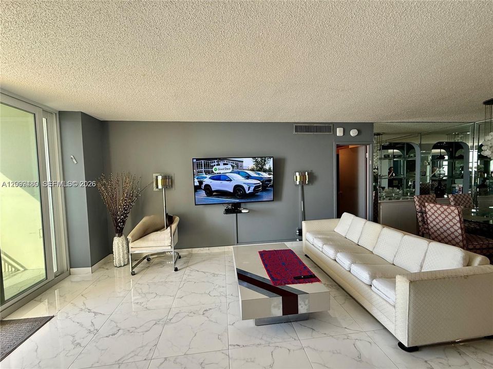 For Sale: $549,000 (2 beds, 2 baths, 1105 Square Feet)