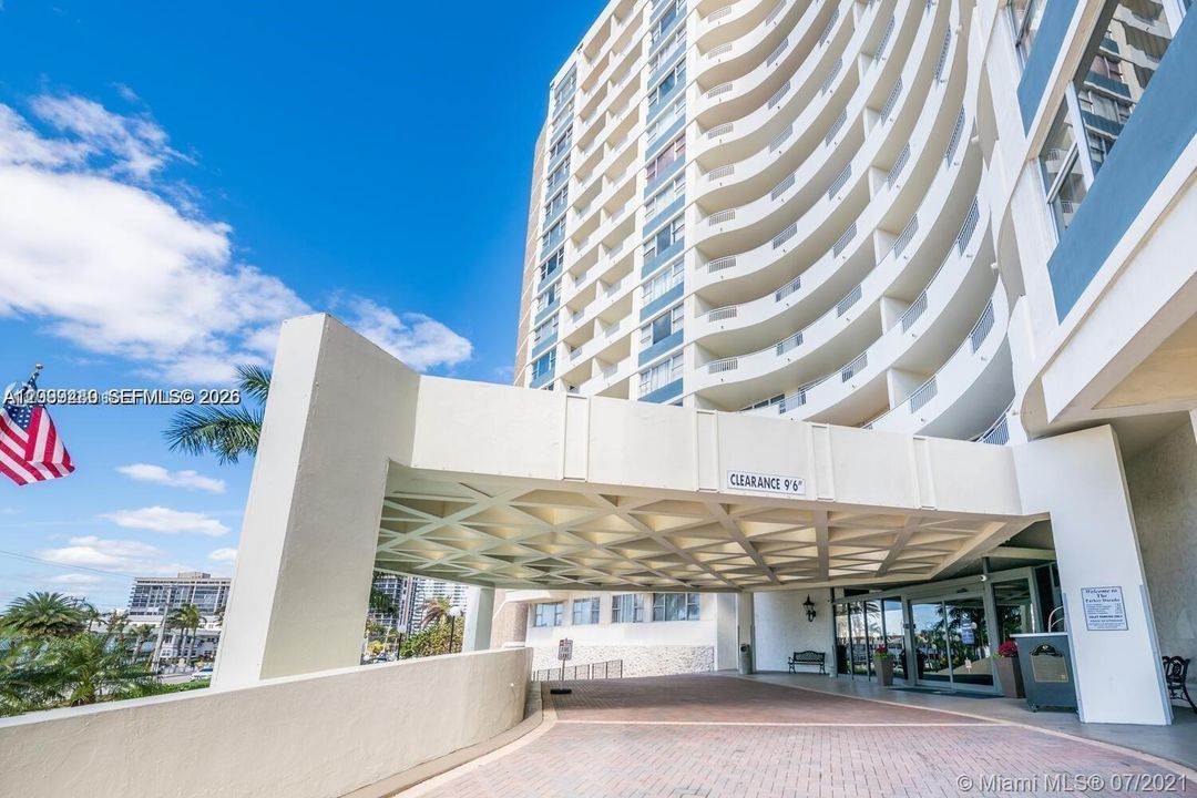 For Sale: $549,000 (2 beds, 2 baths, 1105 Square Feet)