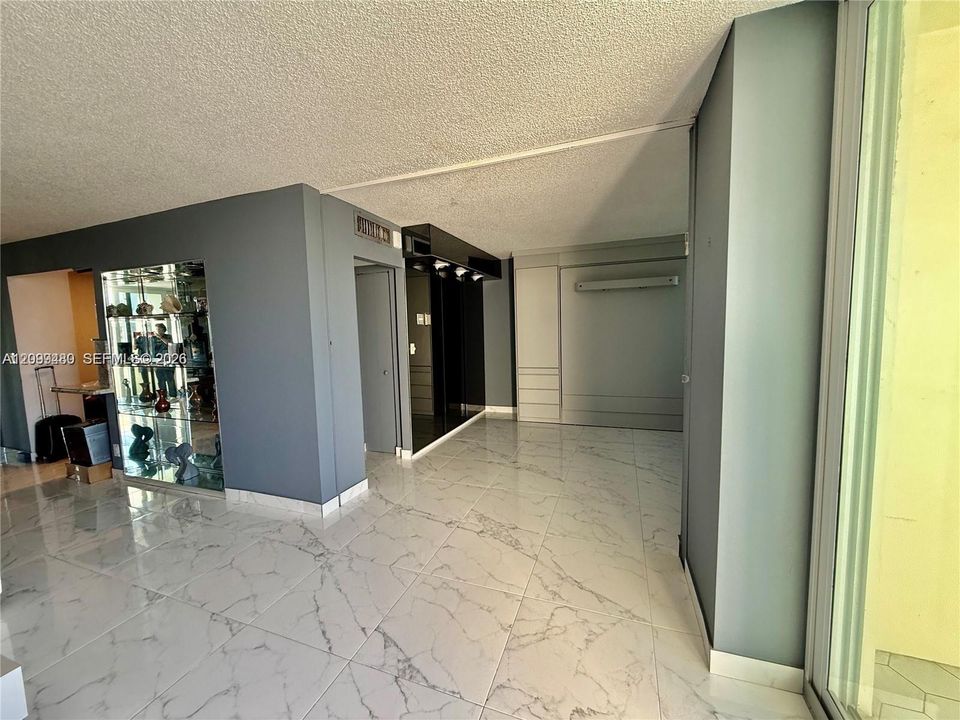 For Sale: $549,000 (2 beds, 2 baths, 1105 Square Feet)
