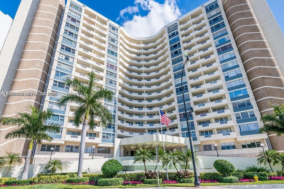 For Sale: $549,000 (2 beds, 2 baths, 1105 Square Feet)