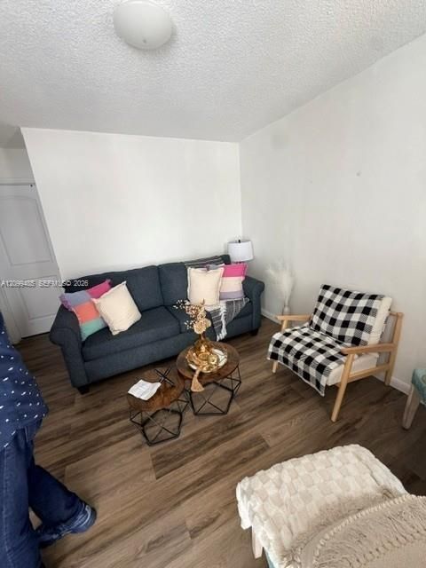 For Rent: $2,300 (2 beds, 1 baths, 768 Square Feet)