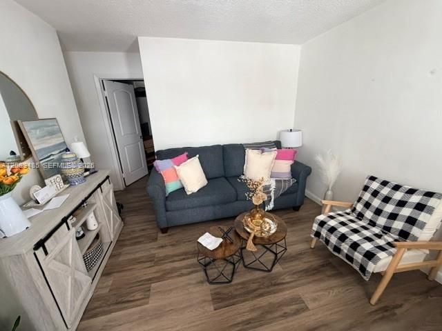 For Rent: $2,300 (2 beds, 1 baths, 768 Square Feet)