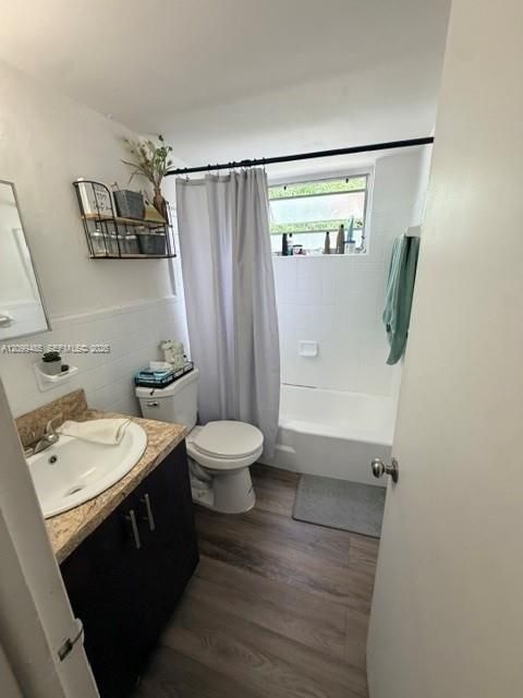 For Rent: $2,300 (2 beds, 1 baths, 768 Square Feet)