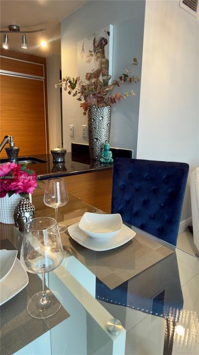 For Rent: $3,400 (1 beds, 1 baths, 800 Square Feet)