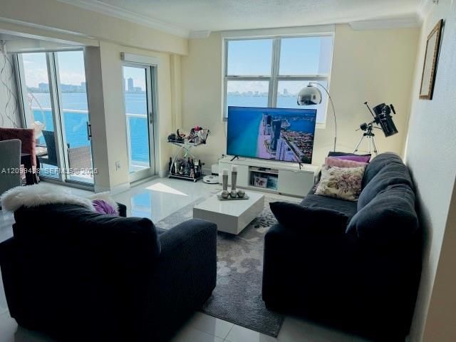 For Rent: $2,500 (1 beds, 1 baths, 885 Square Feet)
