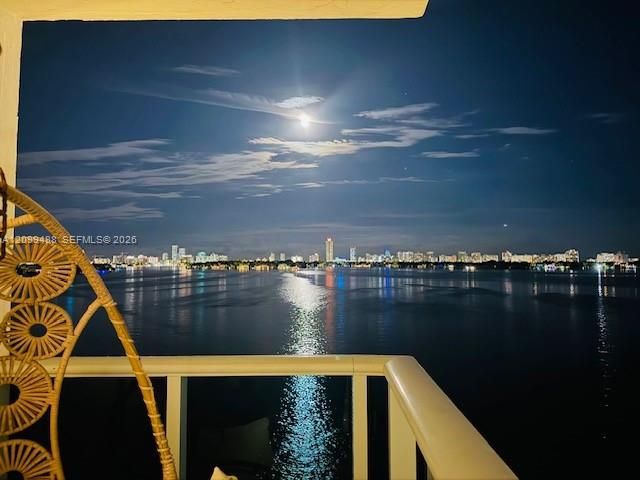 For Rent: $2,500 (1 beds, 1 baths, 885 Square Feet)