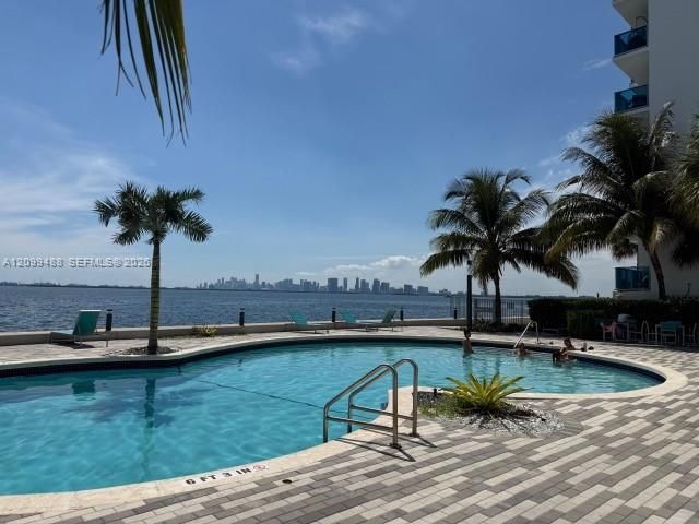 For Rent: $2,500 (1 beds, 1 baths, 885 Square Feet)