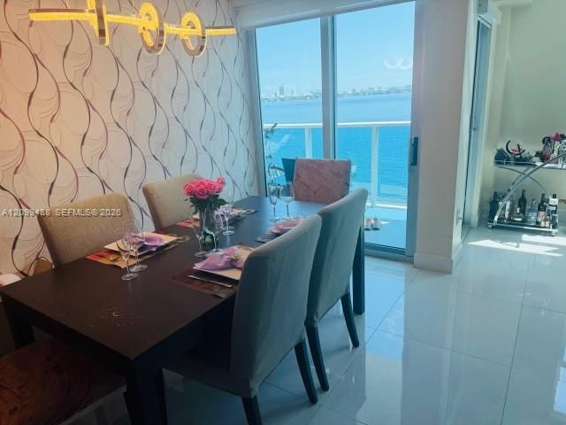 For Rent: $2,500 (1 beds, 1 baths, 885 Square Feet)