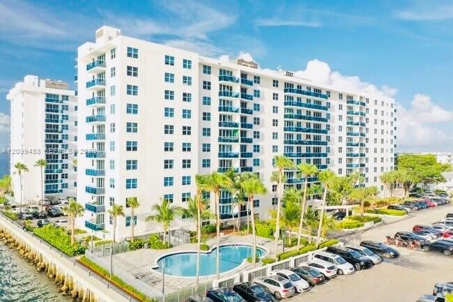 For Rent: $2,500 (1 beds, 1 baths, 885 Square Feet)