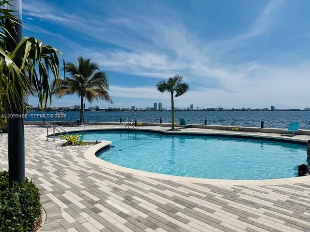 For Rent: $2,500 (1 beds, 1 baths, 885 Square Feet)