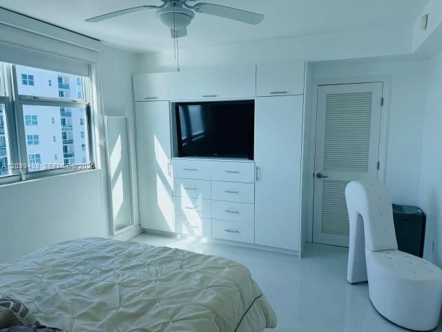 For Rent: $2,500 (1 beds, 1 baths, 885 Square Feet)