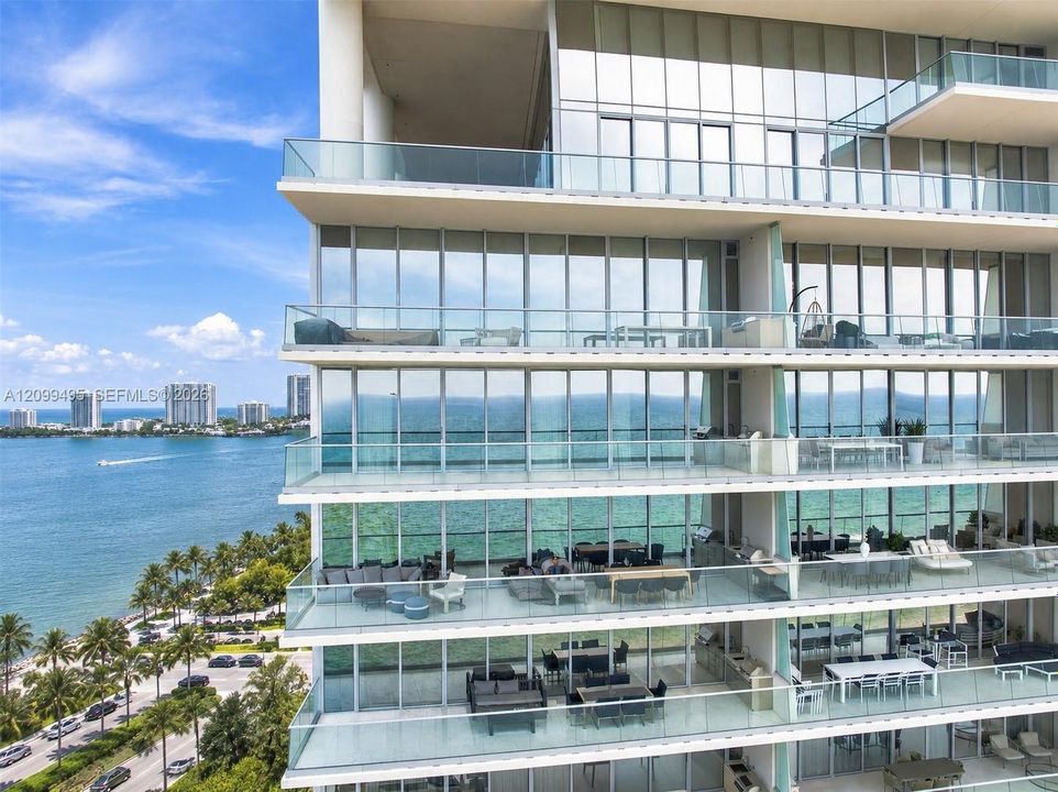 Turnberry Ocean Club. Residence 1404