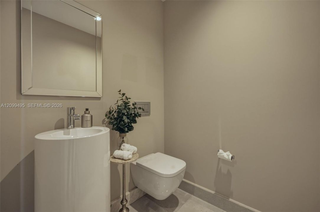 Den's full bathroom.