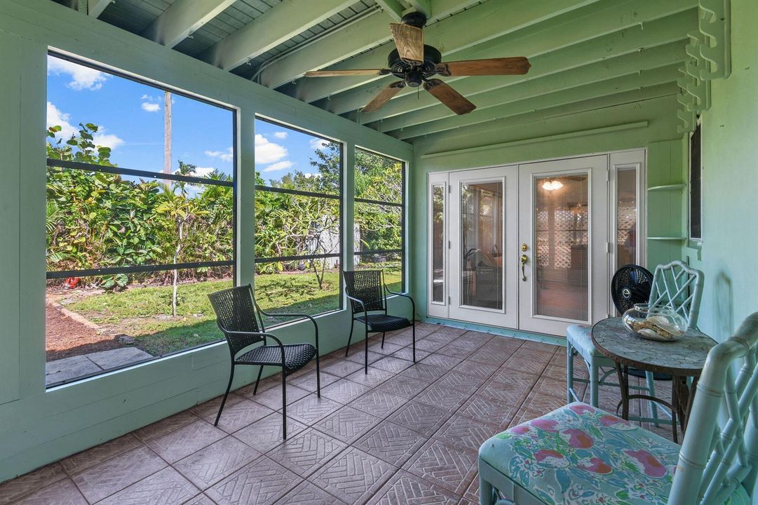 12229ColonyAve Covered and Screened pati
