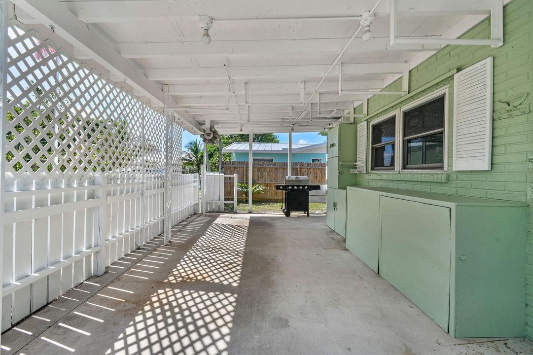 12229ColonyAve Spacious covered carport