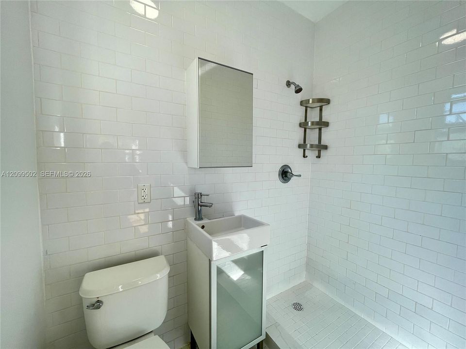 For Rent: $2,475 (1 beds, 1 baths, 758 Square Feet)