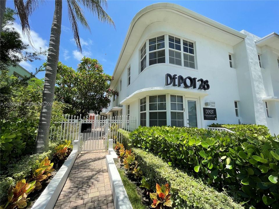 For Rent: $2,475 (1 beds, 1 baths, 758 Square Feet)