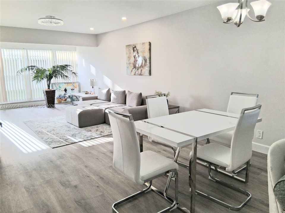 На продажу: $249,990 (2 спален, 2 ванн, 1167 Квадратных фут)