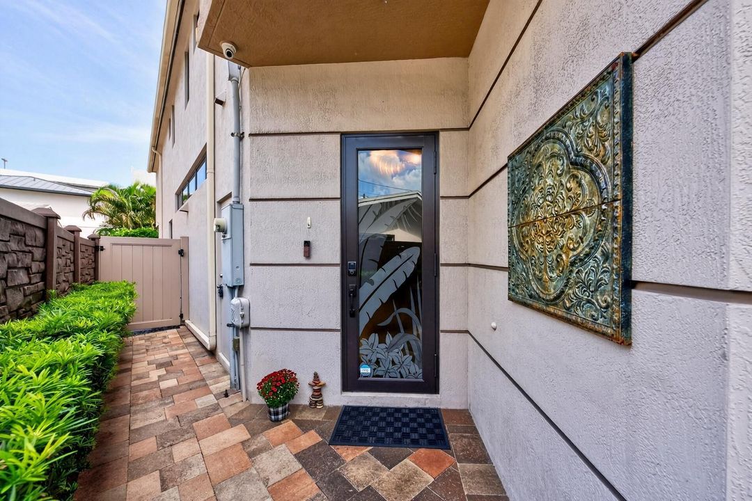003-022-Front Entry Detail-1500x1000