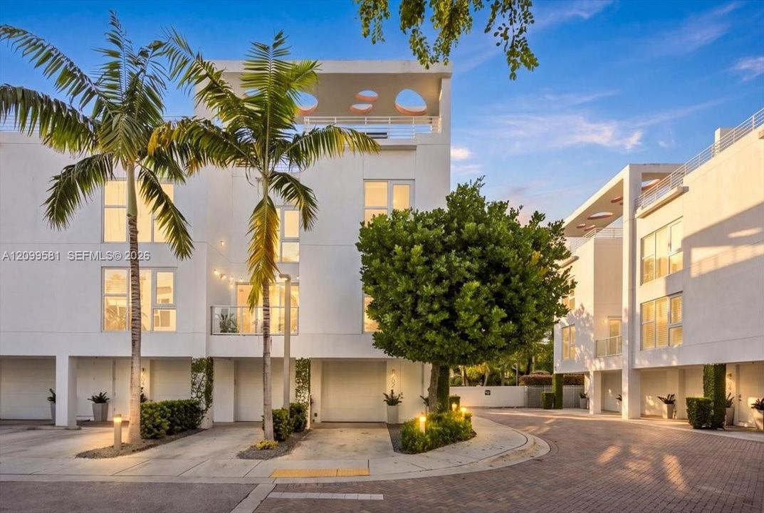 En Venta: $1,895,000 (3 camas, 2 baños, 2236 Pies cuadrados)