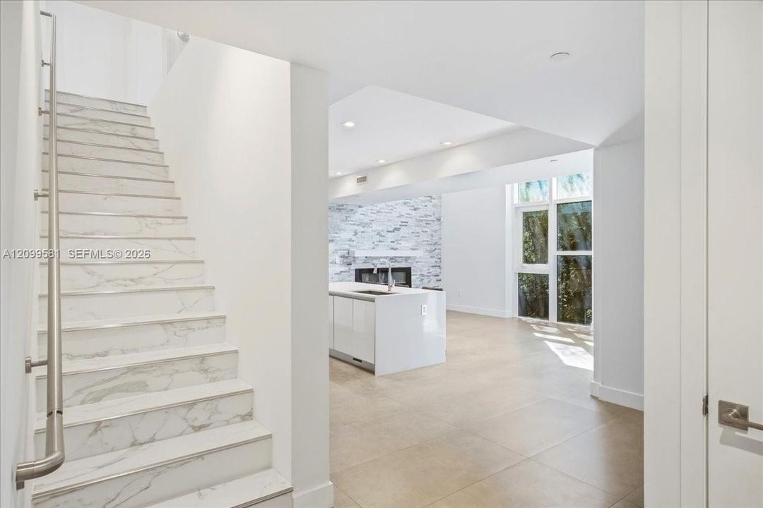 En Venta: $1,895,000 (3 camas, 2 baños, 2236 Pies cuadrados)