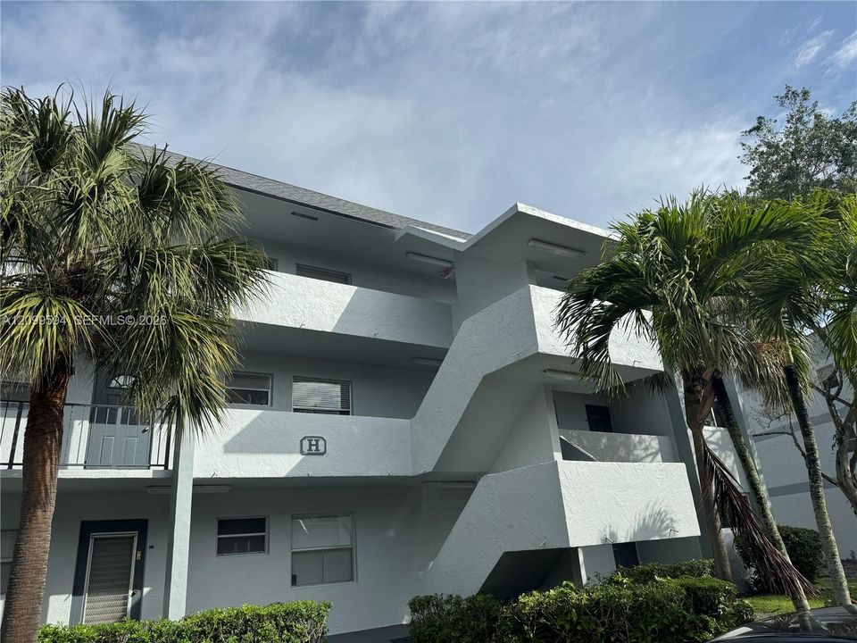 For Sale: $139,900 (2 beds, 2 baths, 1025 Square Feet)