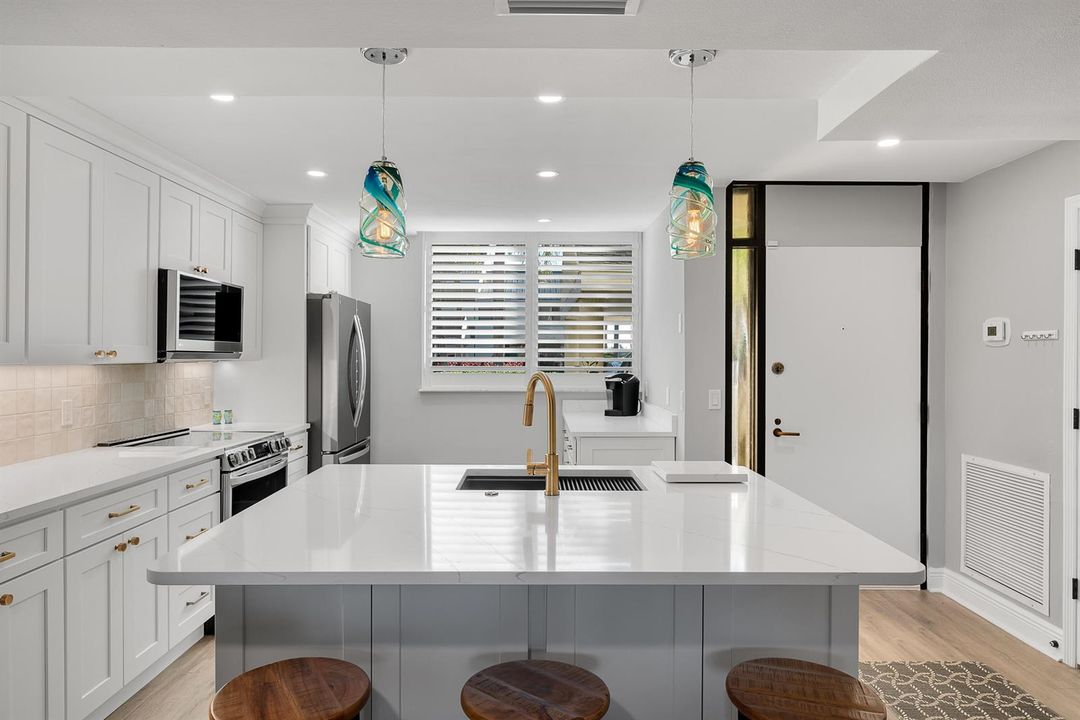 1825-Tarpon-Ln-9E-016