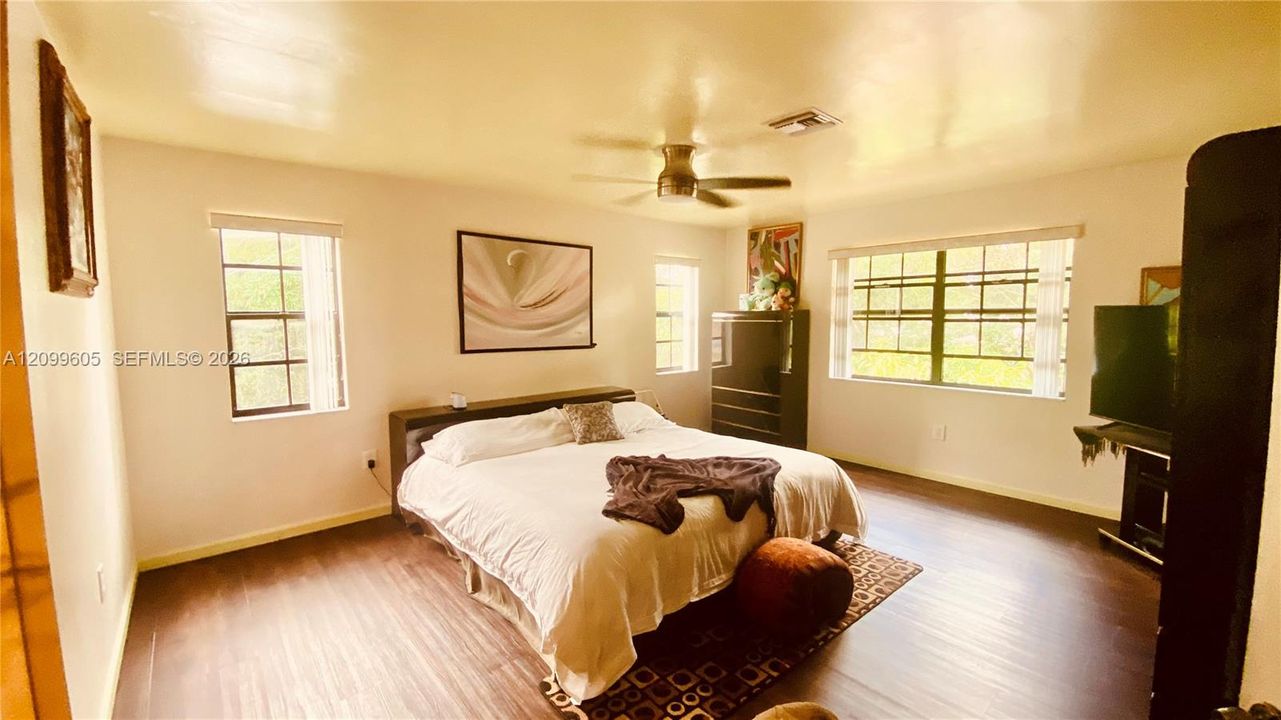 For Sale: $784,000 (4 beds, 2 baths, 2598 Square Feet)
