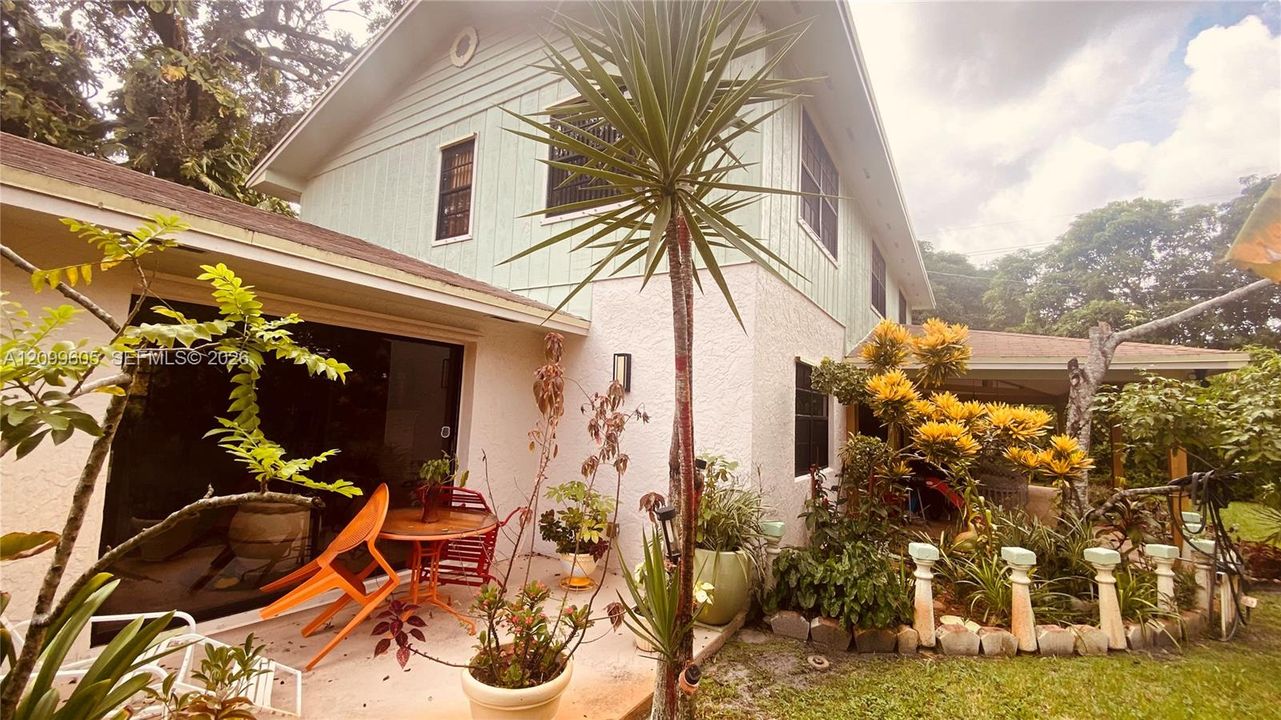 For Sale: $784,000 (4 beds, 2 baths, 2598 Square Feet)