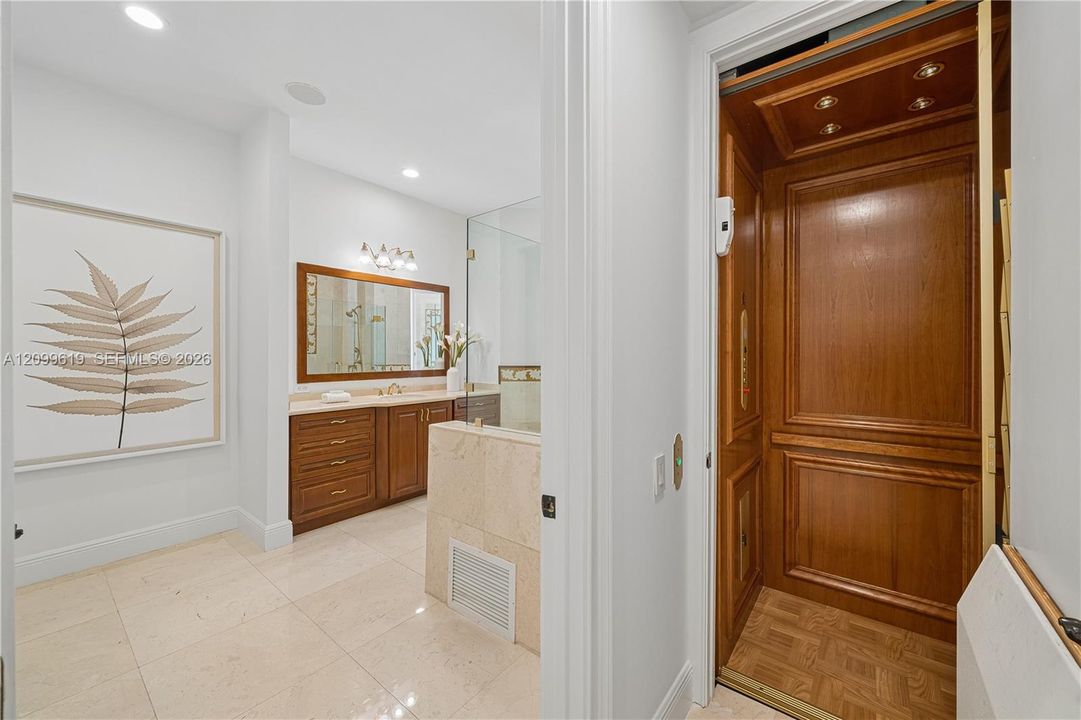 ELEVATOR IN PRIMARY SUITE