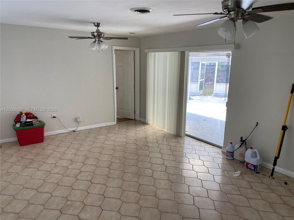 В аренду: $2,950 (3 спален, 2 ванн, 1301 Квадратных фут)