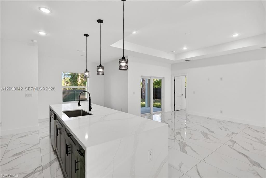 En Venta: $315,000 (4 camas, 2 baños, 1600 Pies cuadrados)