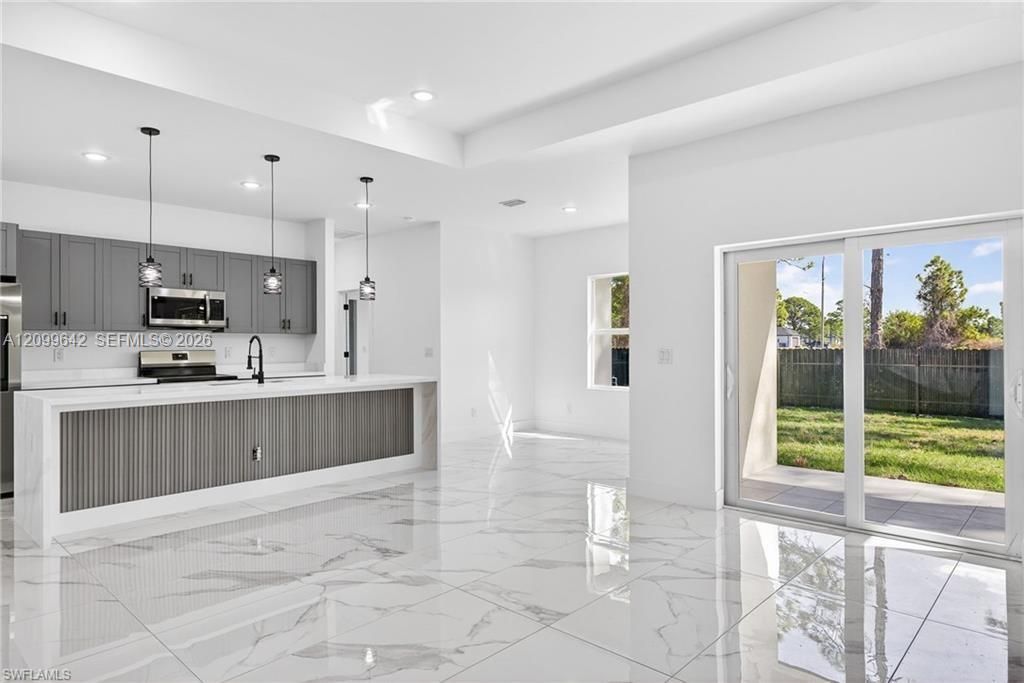 En Venta: $315,000 (4 camas, 2 baños, 1600 Pies cuadrados)