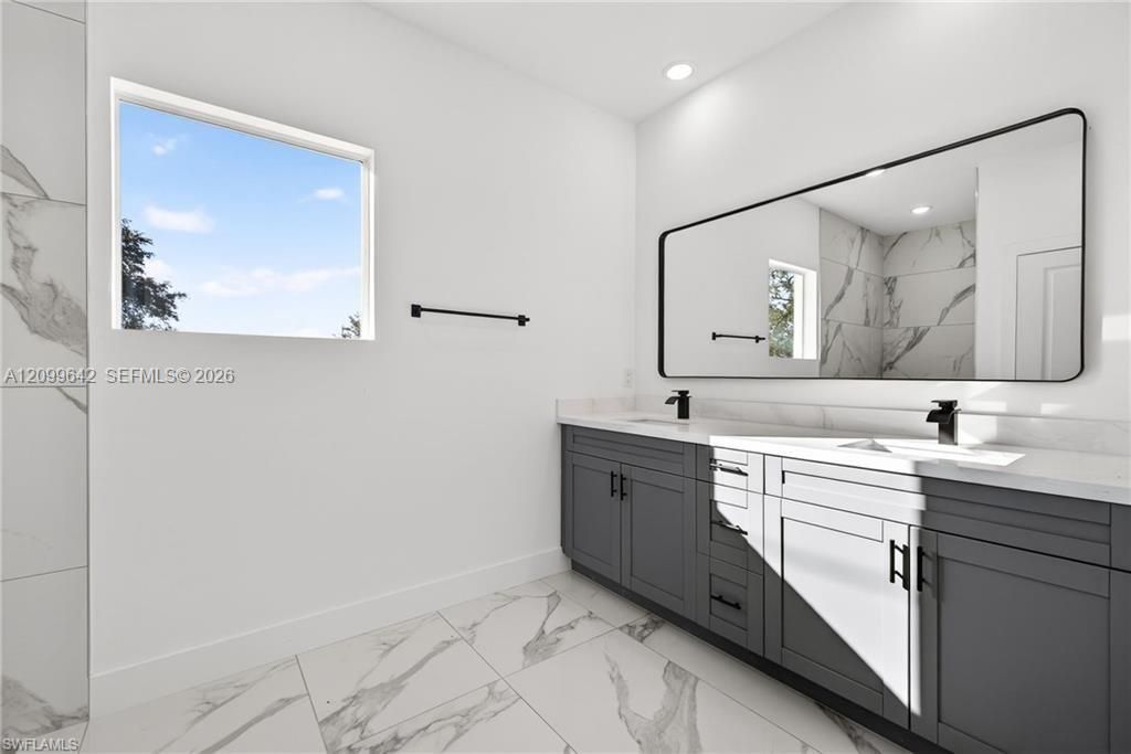En Venta: $315,000 (4 camas, 2 baños, 1600 Pies cuadrados)